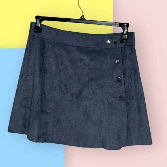 1. State Dresses & Skirts - 1 State size M faux suede grey mini skirt EUC